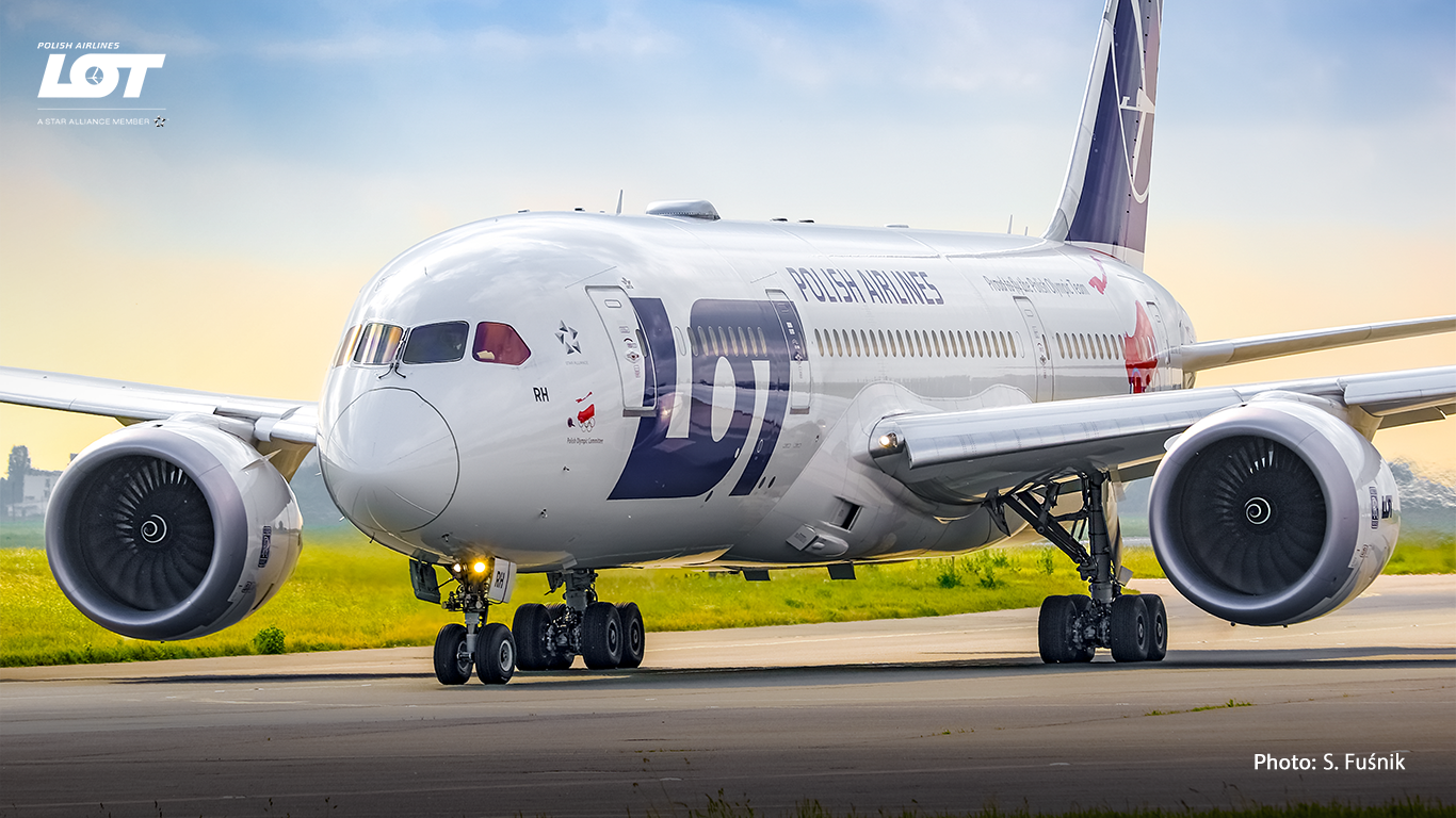 Boeing 787 taxiing at Warsaw Chopin Airport